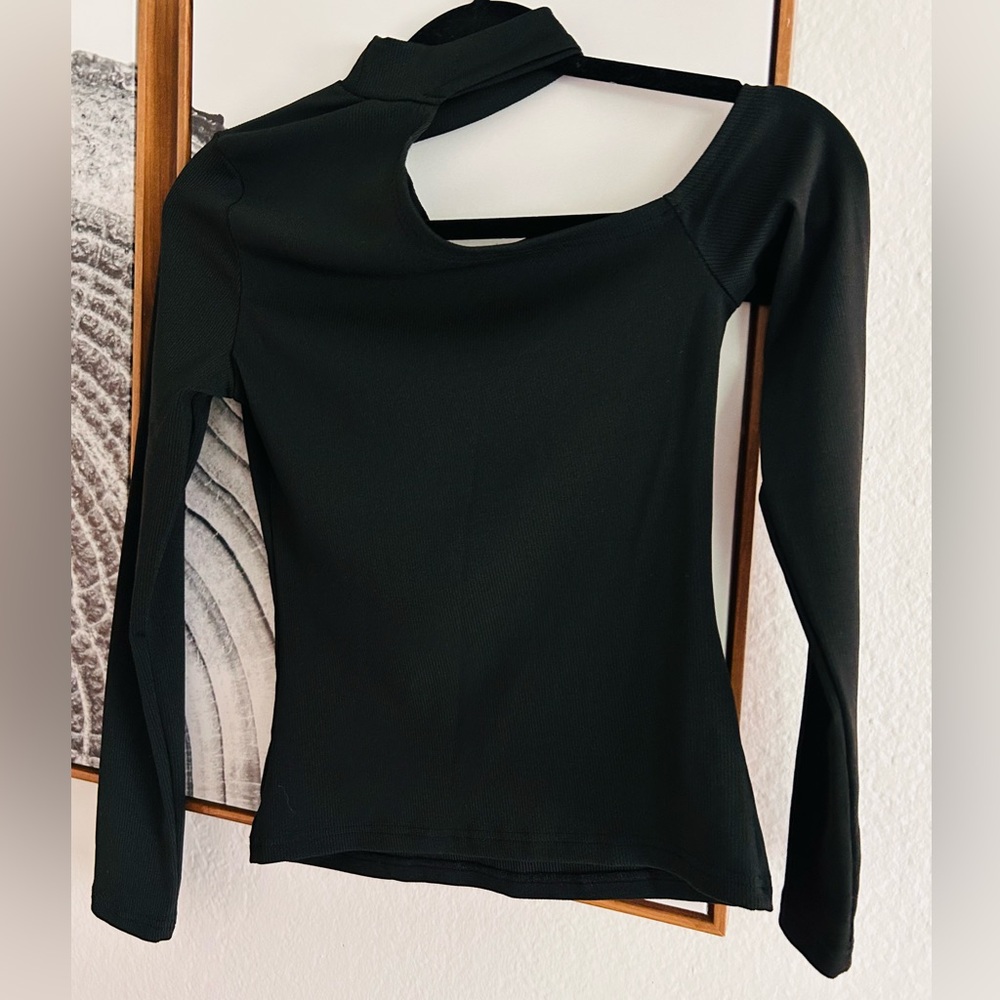 5/$25 Chic Black One-Shoulder Top S - Picture 3 of 3